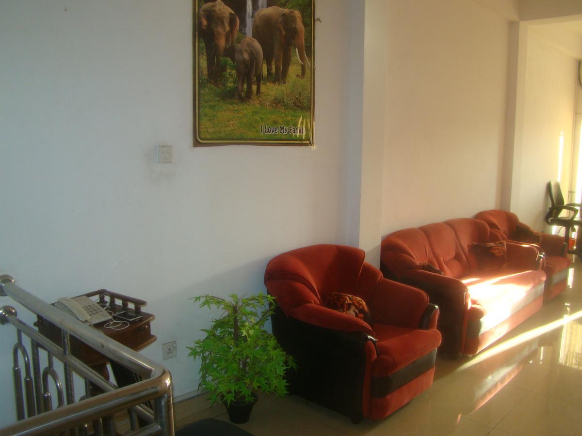 Down Town Hotel Ponnarankulama Dış mekan fotoğraf